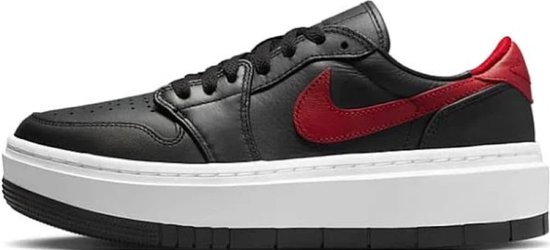 Zwarte Jordan sneaker met dikke witte zool, rode Nike swoosh en rode hiel.