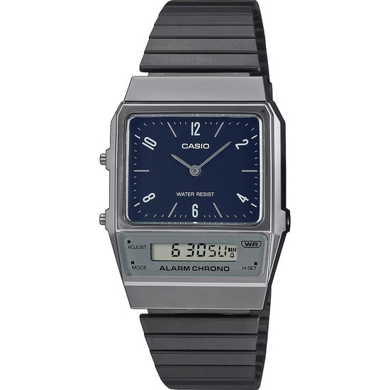 Grijs metalen Casio horloge met vierkante zilverkleurige kast en donkerblauwe wijzerplaat. Digitaal display met tijd en datum.