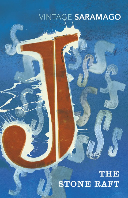 Vintage Saramago The Stone Raft. Grote oranje J en abstracte blauwe en grijze letters op een blauwe achtergrond.
