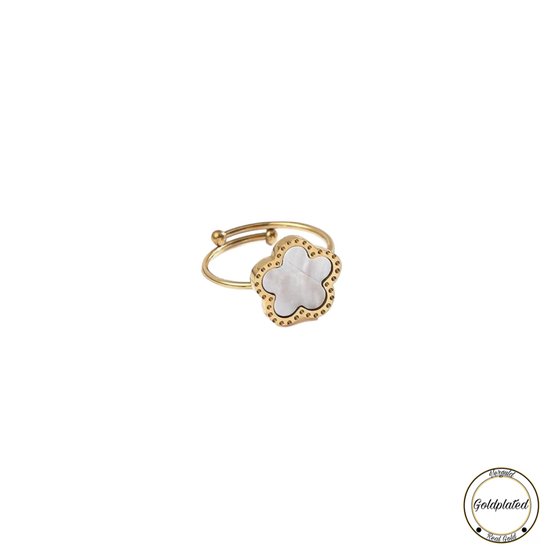 Gouden ring met een klavertje vier, bezet met witte moerasschelp en kleine gouden kralen.