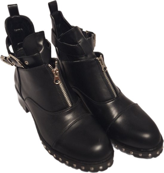 Bottines noires en cuir avec fermeture éclair sur le devant, détails de boucle et clous le long de la semelle.