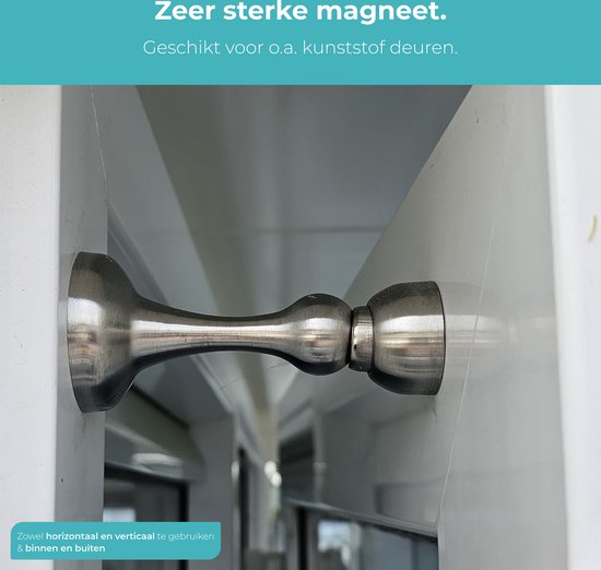 Zilverkleurige magnetische deurvastzetter op een witte deur, ook geschikt voor kunststof deuren. Tekst: Zeer sterke magneet.