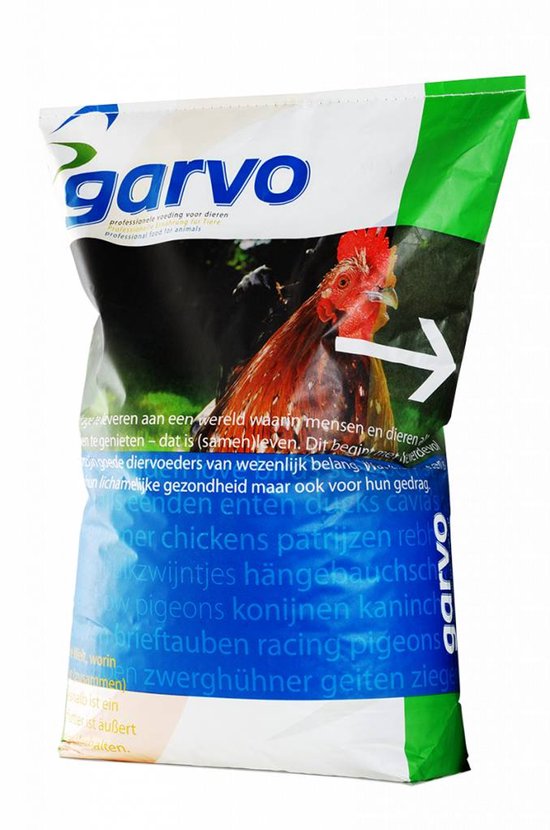Zak voer met opdruk "garvo voer naar mijn hart". Een afbeelding van een haan en meerdere kippen. Meertalige tekst.