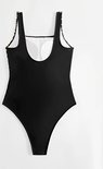 Dos d'un maillot de bain noir avec imprimé léopard sur les bretelles.