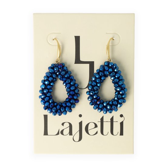 Blauwe, druppelvormige oorbellen van Lajetti, bezet met glaskralen en gouden haakjes. Merknaam 'Lajetti' zichtbaar.