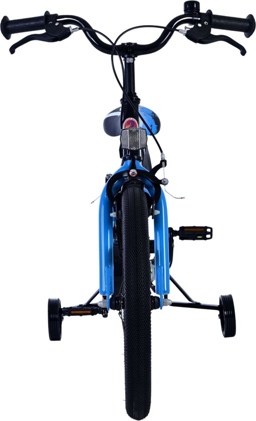Vooraanzicht van een blauwe kinderfiets met zijwieltjes en zwarte banden.