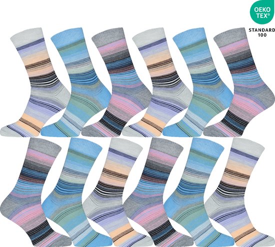 Twaalf dames sokken met strepen in pastelkleuren, grijs en blauw. Gepresenteerd in twee rijen van zes.