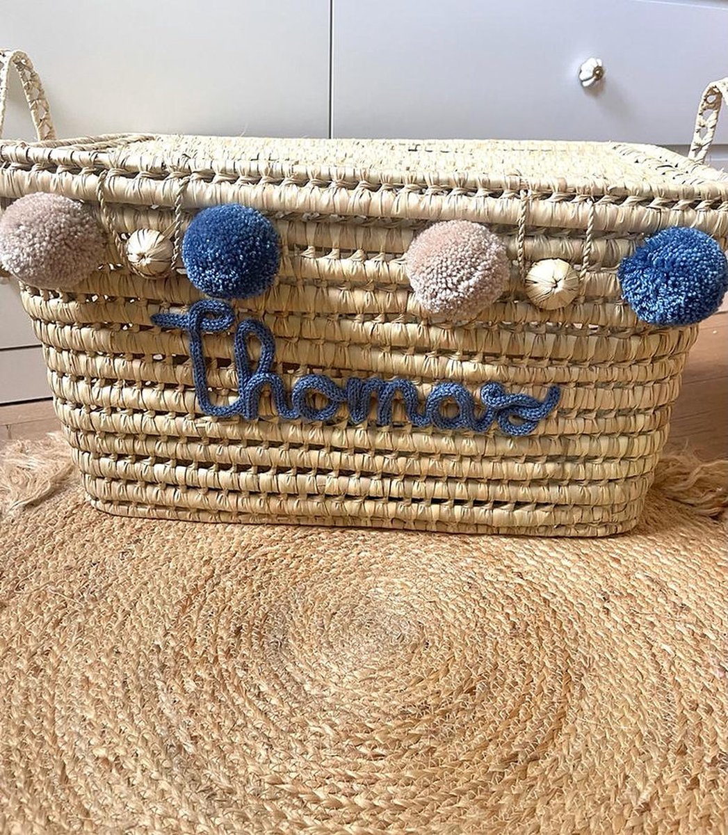 Opbergmand – Speelgoedmand – 60cm - Speelgoedkoffer – Koffer - Rieten mand - Speelgoed - Opbergen - Mand met naam - Pompon - Wol – Geschenk – Sint – Kerst – Verkleedkoffer - Kinderkamer - Gepersonaliseerd - Handgemaakt - Decoratie - Geboorte - Cadeau