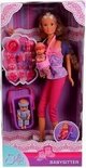 Doos van Steffi Love babysitter pop met roze en paarse kleding. Ze draagt een baby in draagzak en houdt wiegje met baby.