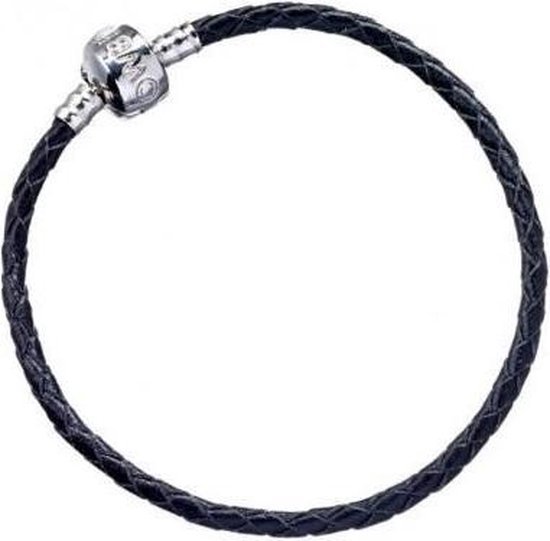 Zwarte gevlochten leren armband met zilverkleurige sluiting.
