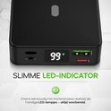 Zwarte powerbank met een digitaal LED-scherm dat "99" aangeeft. Links een micro-USB poort, rechts twee USB poorten.