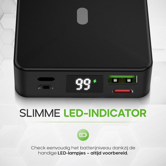 Zwarte powerbank met een digitaal LED-scherm dat "99" aangeeft. Links een micro-USB poort, rechts twee USB poorten.
