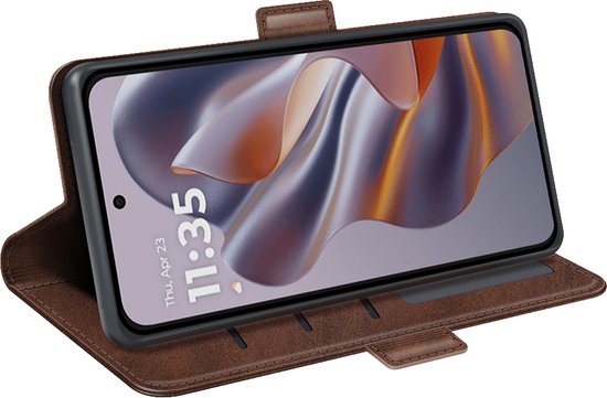 Bruine lederen wallet hoes met Motorola telefoon erin, staand.