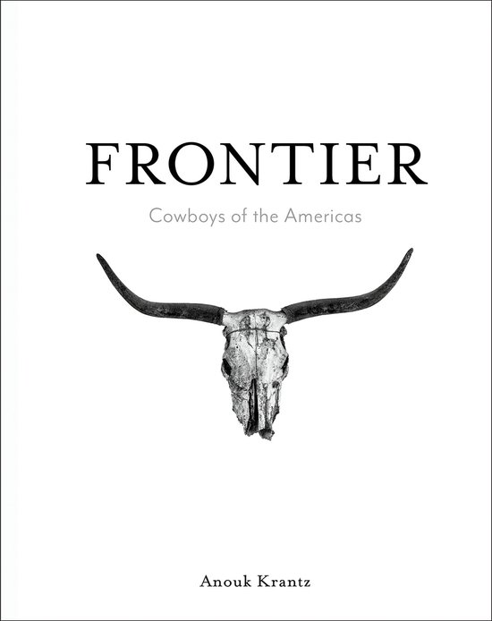 Boek 'FRONTIER Cowboys of the Americas' met een afbeelding van een stieren schedel met lange hoorns.