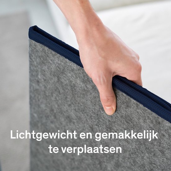 Hand pakt de grijze opvouwbare infrarood kachel met donkergrijs randje op.