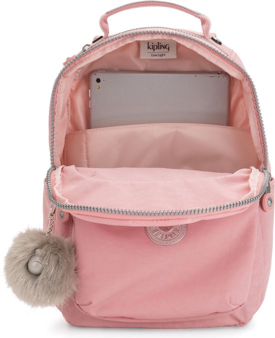Sac à dos rose ouvert avec une tablette à l'intérieur et un pompon en peluche.