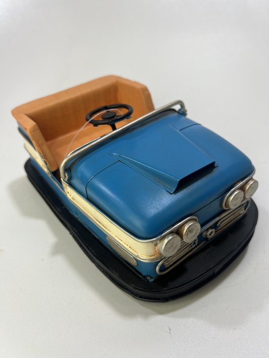Blauwe retro botsauto met oranje interieur en zilveren koplampen.