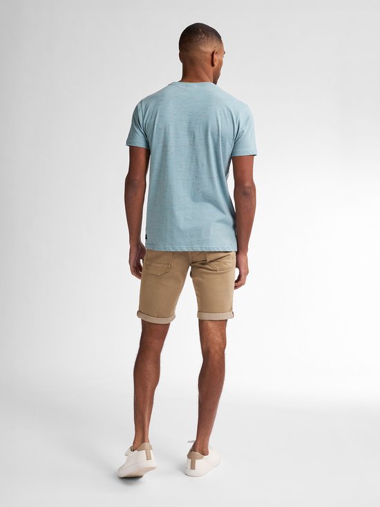 Man met bruine slim fit shorts en een lichtblauw T-shirt, gezien vanaf de achterkant.