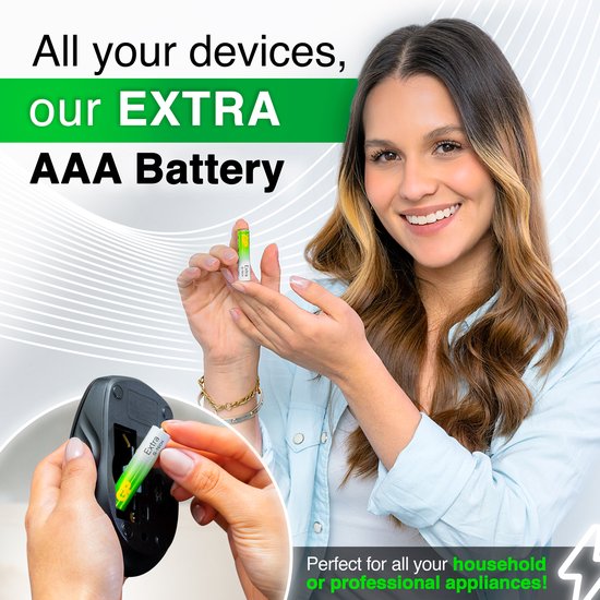 Lachende vrouw houdt een GP Extra AAA batterij vast. Inzet toont het plaatsen van een batterij in een muis.
