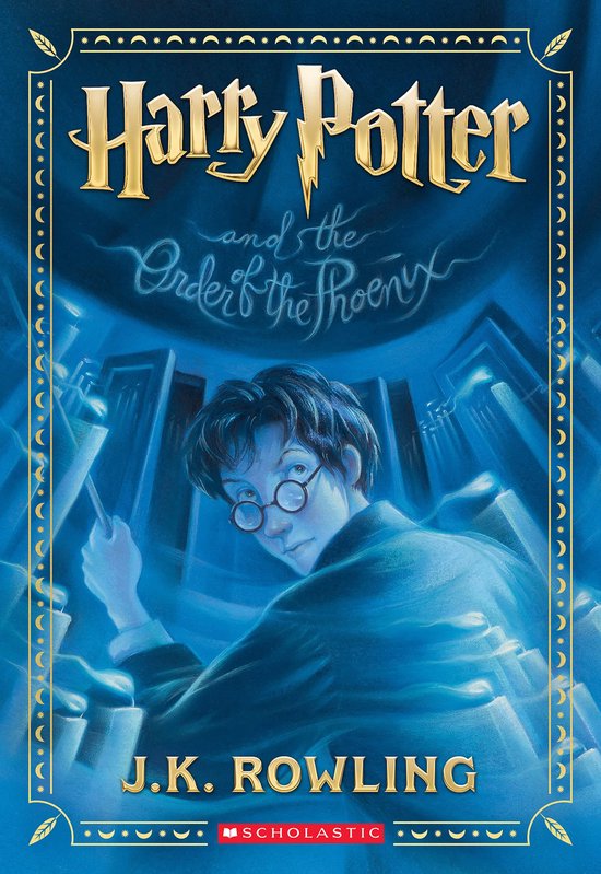 Harry Potter et l'Ordre du Phénix, J.K. Rowling. Harry tenant une baguette magique, avec le texte Harry Potter and the Order of the Phoenix.
