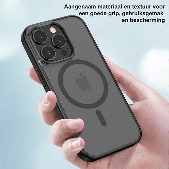 Main tenant une coque iPhone 15 Pro gris foncé, mate et transparente avec cercle MagSafe. 'Matériau et texture agréables pour une bonne prise en main, une utilisation facile et une protection.'