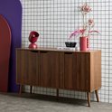 Dressoir van houtdecor met drie deuren, slanke poten en een bovenblad met decoratie.