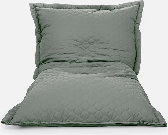 Groene zitzak met tijdloze gewatteerde nylon bekleding in ruitpatroon. Afmetingen 100 x 150 cm.