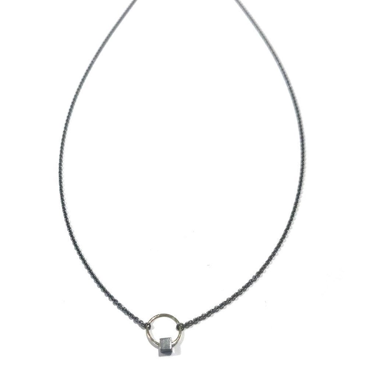 Handgemaakt zilveren oogjescollier met 14 karaat geel gouden oog, van goudsmederij vanNienke met zilveren blokje en 1.3mm ankerschakel ketting.