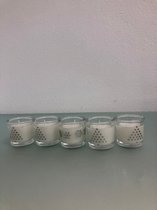 Mooie kaarsjes in een glaasje. 5 stuks kerst thema