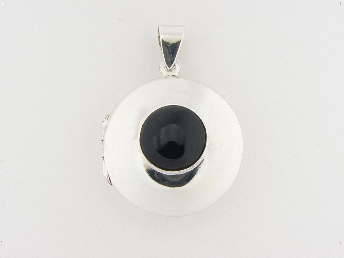 Rond hoogglans zilveren medaillon met onyx
