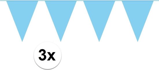 Guirlande bleu ciel avec 3 drapeaux. Les drapeaux sont triangulaires.