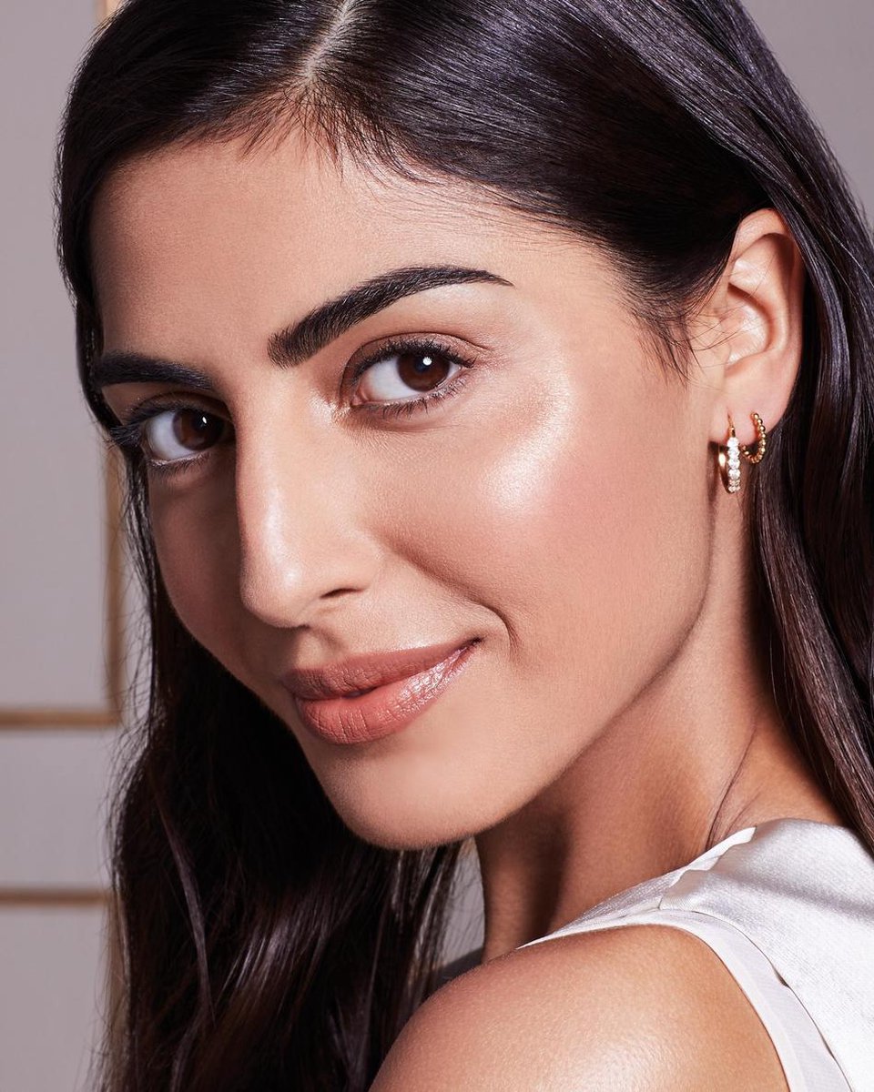Max Factor Radiant Lift foundation in de kleur 30 Porcelain. Transparante fles met gouden dop.