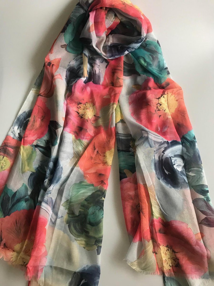 Grote bloemen sjaal van mooi materiaal 70% viscose met 30% zijde