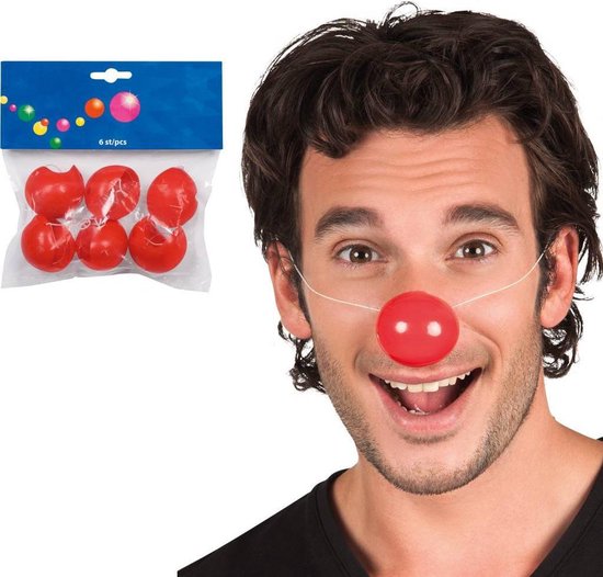 Man met een rode clownsneus en een brede lach. Een verpakking met 6 clownsneuzen is zichtbaar.