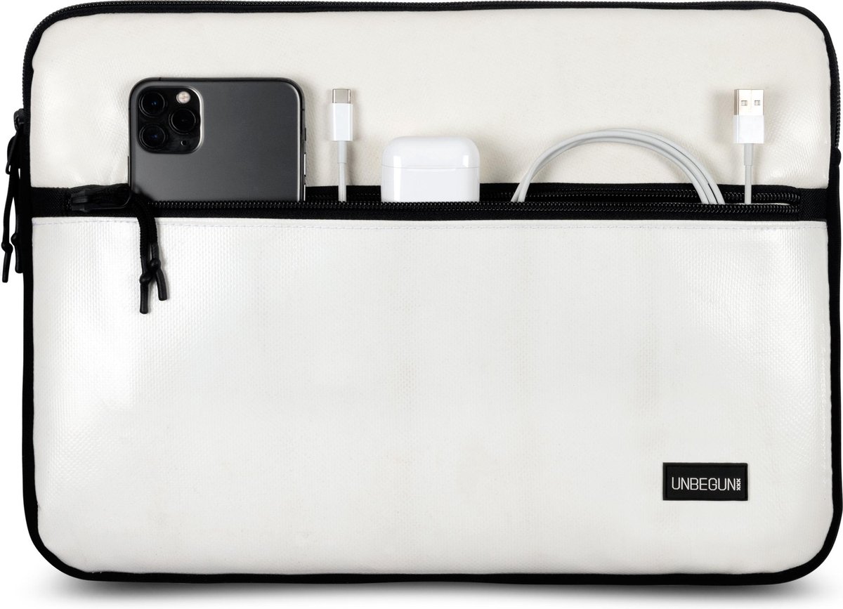 MacBook Air 13 inch hoes met voorvak (van gerecycled materiaal) - Witte laptop sleeve of case voor de MacBook Air 13 inch (2023/2024)