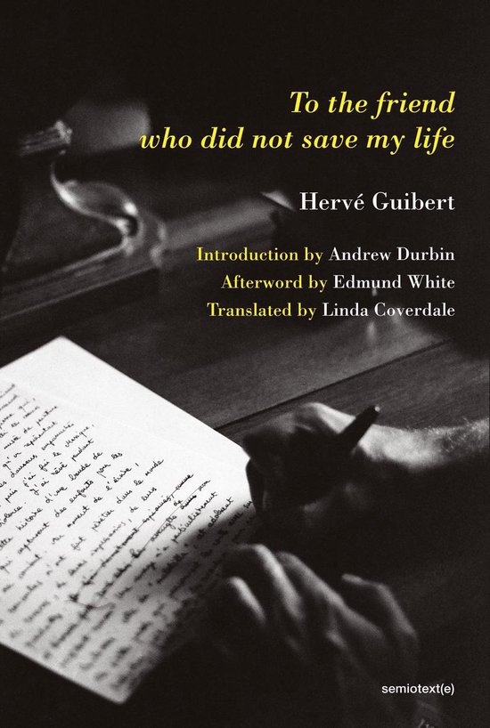 Boekomslag van 'To the friend who did not save my life' met handschrift en pen.