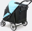 Zwarte hondenbuggy met lichtblauwe accenten en capuchon. Heeft een ruime zit en grote wielen.
