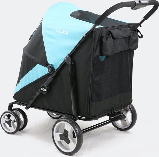 Zwarte hondenbuggy met lichtblauwe accenten en capuchon. Heeft een ruime zit en grote wielen.