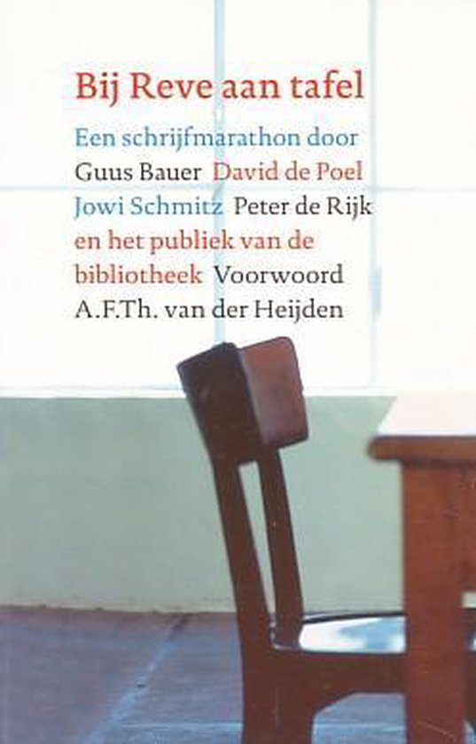 Boekomslag 'Bij Reve aan tafel'. Rode en blauwe tekst op witte achtergrond. Achtergrond: stoel aan een tafel, deels zichtbaar.