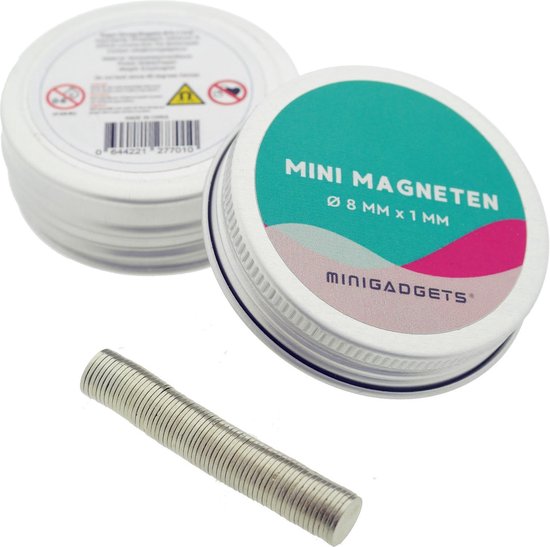 Een kleine, zilverkleurige neodymium magneet met ribbels, liggend naast een open metalen potje met 'MINI MAGNETEN' erop.
