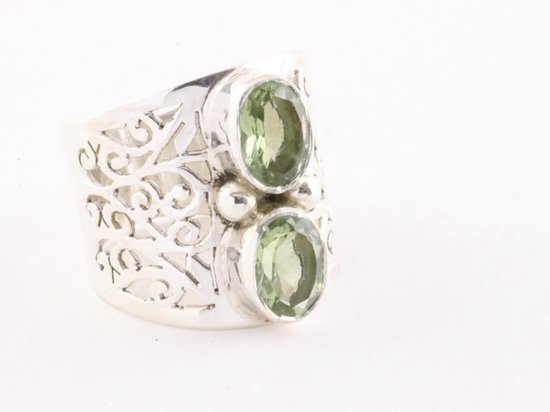 Opengewerkte zilveren ring met groene amethist - maat 16.5