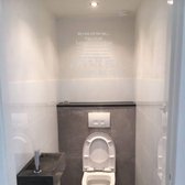 Muursticker Bij Ons Op De Wc -  Lichtgrijs -  100 x 76 cm  -  toilet  alle - Muursticker4Sale
