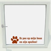 Ik Pas Op Mijn Baas -  Bruin -  46 x 11 cm  - raam en deurstickers - honden  alle muurstickers raam en deurstickers - Muursticker4Sale