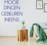 Muursticker Mooie Dingen Gebeuren Ineens -  Donkerblauw -  120 x 120 cm  -  nederlandse teksten  woonkamer  slaapkamer  alle - Muursticker4Sale