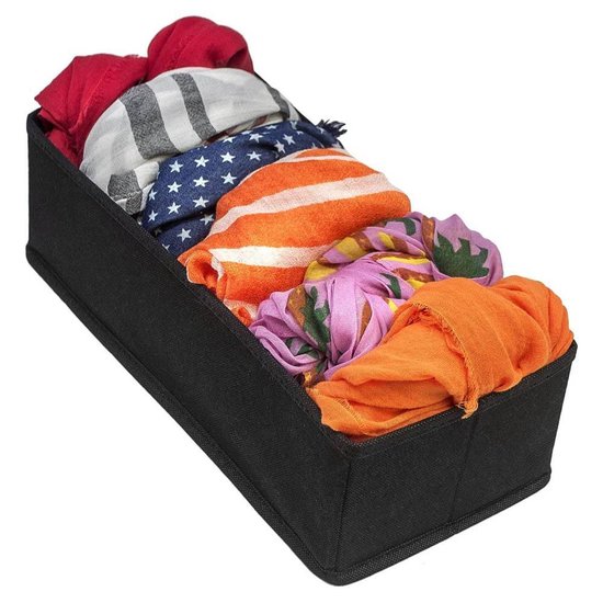 Zwarte opbergbox gevuld met opgerolde sjaals in diverse kleuren en patronen.
