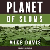 Audioboekhoes Planet of Slums van Mike Davis met een foto van een sloppenwijk in groentinten.