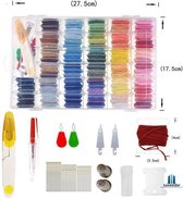 Sandesen Naaiset met 50 geassorteerde kleuren en accessoires in een handige  transparante plastic doos.