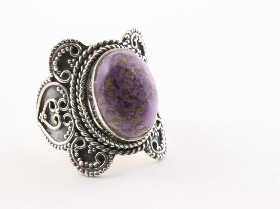 Bewerkte zilveren ring met purpuriet - maat 18