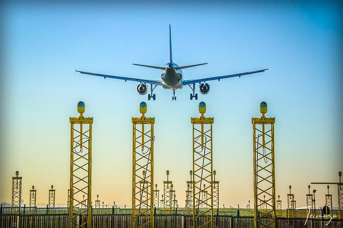 Teimozo | Wanddecoratie | "Airplane" | Brussels Airport | Vliegtuig | Luchthaven | Brussel | Zaventem | Alu Di-Bond | Metaal | Aluminium | 80 x 60 cm