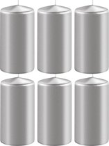 8x Metallic zilveren cilinderkaarsen/stompkaarsen 6 x 15 cm 58 branduren - Geurloze kaarsen metallic zilver - Woondecoraties